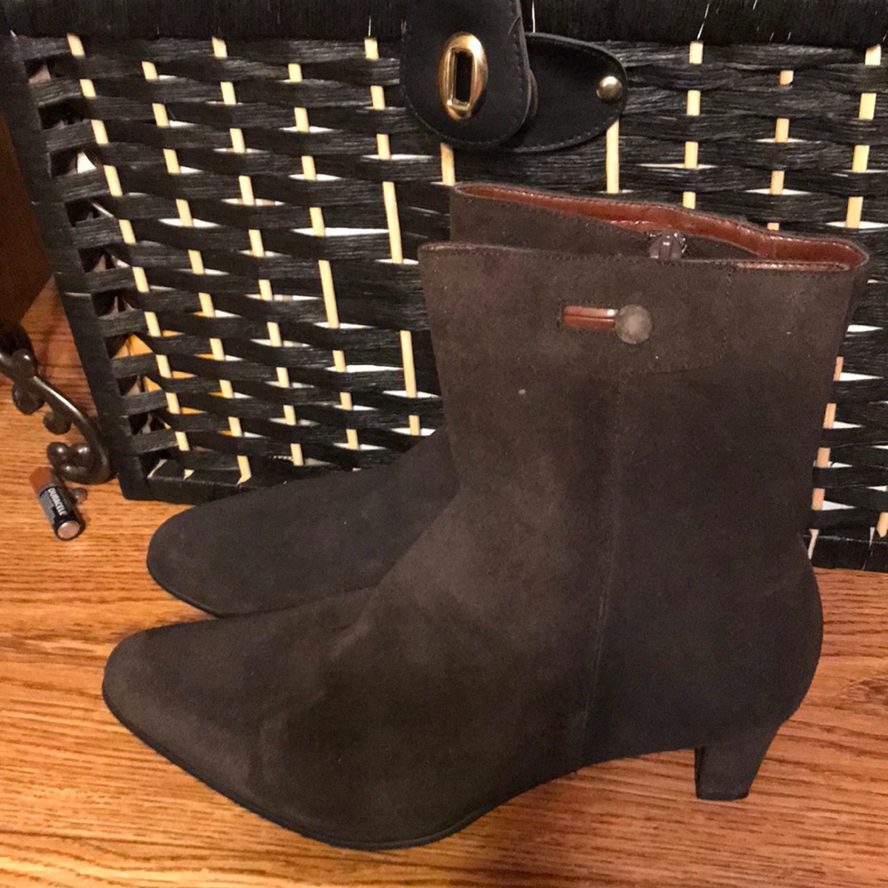 Suede brown boots